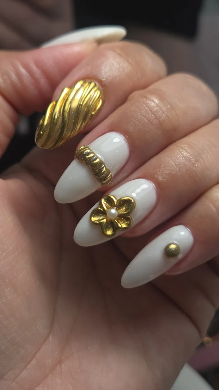 Diseño de uñas con acentos dorados. Trabajo de Nails Spa by Ela.