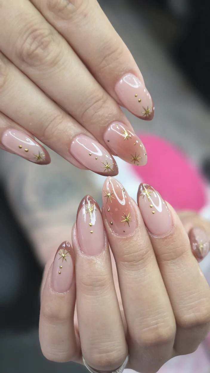 Manicure clara con detalles de diseño. Trabajo de Nails Spa by Ela.